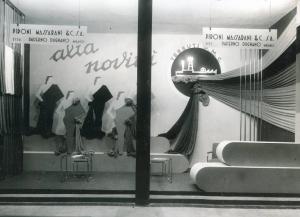 Fiera di Milano - Campionaria 1936 - Padiglione dei tessili e dell'abbigliamento - Stand di tessuti di lana della Pironi Massarani & C.