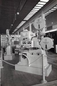 Fiera di Milano - Campionaria 1936 - Padiglione dell'ottica, foto, cinematografia - Stand di macchine cinematografiche della Microtecnica