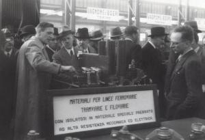 Fiera di Milano - Campionaria 1936 - Padiglione della meccanica - Visitatori presso uno stand di materiali per linee ferroviarie, tramviarie e filoviarie