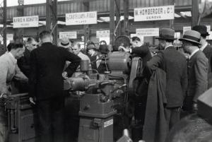 Fiera di Milano - Campionaria 1936 - Padiglione della meccanica - Stand della ditta Heller - Visitatori