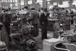 Fiera di Milano - Campionaria 1936 - Padiglione della meccanica - Visitatori in uno stand di macchine utensili