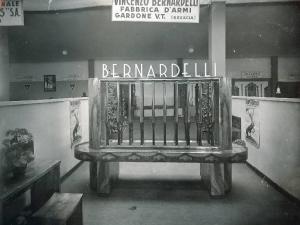 Fiera di Milano - Campionaria 1936 - Padiglione dello sport - Stand della fabbrica d'armi Vincenzo Bernardelli