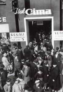 Fiera di Milano - Campionaria 1936 - Chiosco della fabbrica di cioccolatto Cima - Folla di visitatori all'entrata