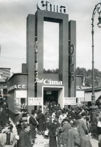 Fiera di Milano - Campionaria 1936 - Chiosco della fabbrica di cioccolatto Cima - Folla di visitatori all'entrata