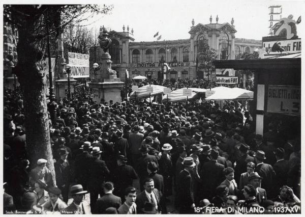 Fiera di Milano - Campionaria 1937 - Entrata di porta Domodossola - Folla di visitatori