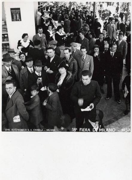 Fiera di Milano - Campionaria 1937 - Bar all'aperto con visitatori