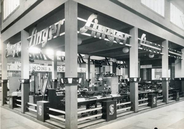 Fiera di Milano - Campionaria 1937 - Padiglione dei tessili e dell'abbigliamento - Stand di macchine da cucire della Singer