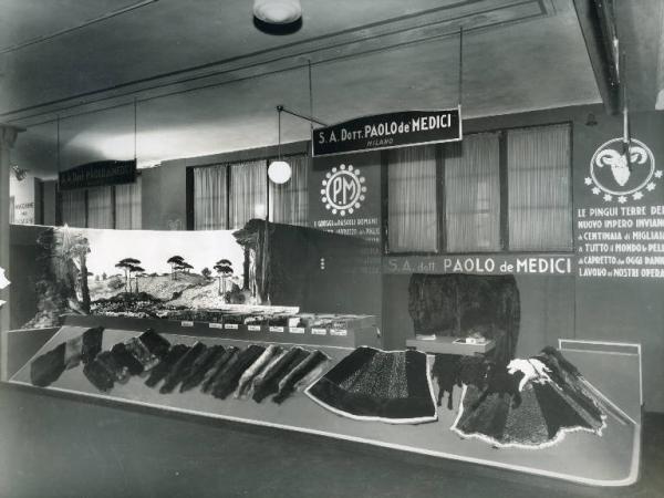 Fiera di Milano - Campionaria 1937 - Padiglione delle industrie del cuoio - Stand di pelli per pellicceria della S.A. Dott. Paolo De Medici