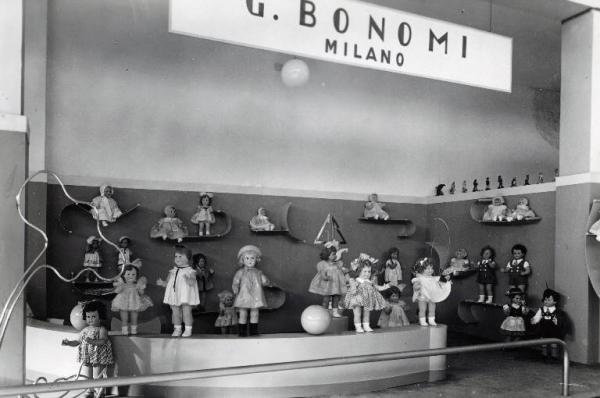 Fiera di Milano - Campionaria 1937 - Padiglione del giocattolo - Stand di bambole della ditta G. Bonomi