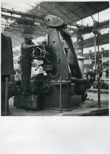 Fiera di Milano - Campionaria 1937 - Padiglione della meccanica "A" - Operaio ad una macchina utensile