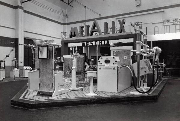 Fiera di Milano - Campionaria 1937 - Mostra medico-sanitaria - Stand di apparecchi elettro-medicali della Metalix