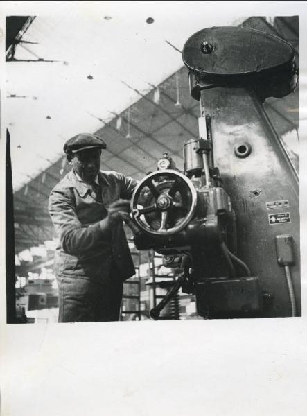 Fiera di Milano - Campionaria 1937 - Padiglione della meccanica "A" - Allestimento di un macchinario