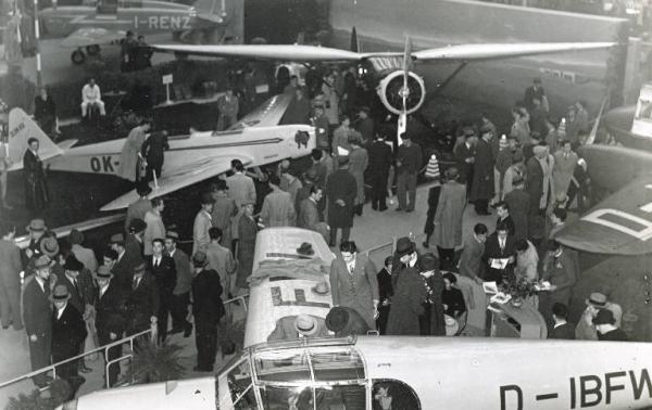 Fiera di Milano - Salone internazionale aeronautico 1937 - Visitatori
