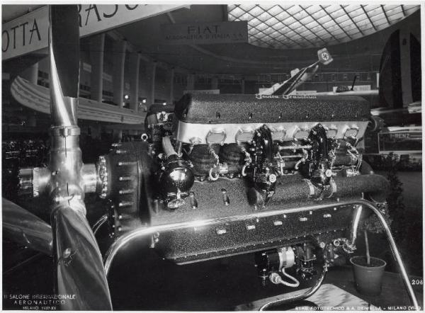 Fiera di Milano - Salone internazionale aeronautico 1937 - Settore italiano - Stand di motori della Isotta Fraschini