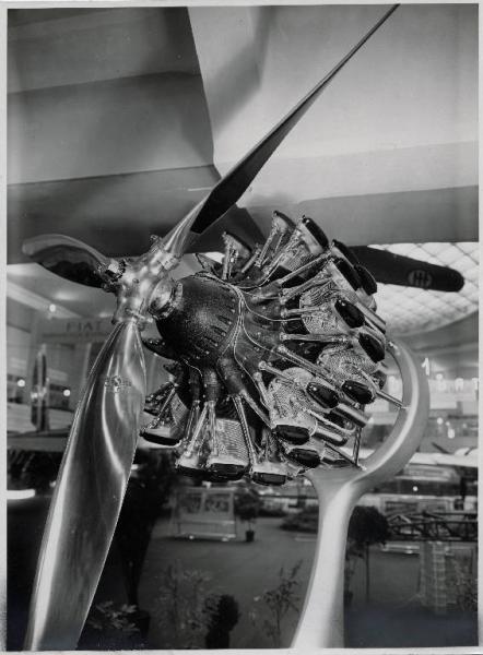 Fiera di Milano - Salone internazionale aeronautico 1937 - Settore italiano - Stand di motori della Isotta Fraschini