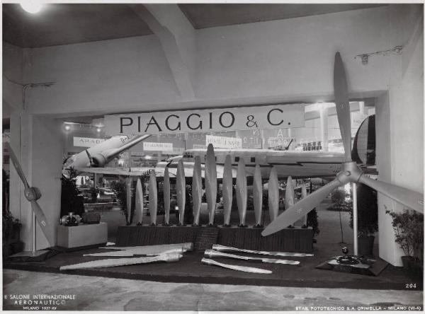 Fiera di Milano - Salone internazionale aeronautico 1937 - Settore accessori, strumenti e materie prime lavorate e semilavorate - Stand di eliche della Piaggio & C.