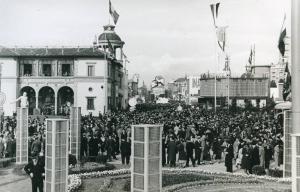 Fiera di Milano - Campionaria 1937 - Piazza Italia e viale dell'industria - Folla di visitatori