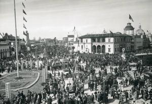 Fiera di Milano - Campionaria 1937 - Piazza Italia - Folla di visitatori