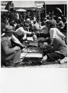 Fiera di Milano - Campionaria 1937 - Visitatori in un'aiuola con picnic