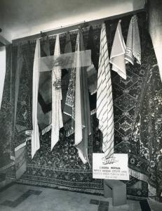 Fiera di Milano - Campionaria 1937 - Padiglione dei tessili e dell'abbigliamento - Stand di tappeti e coperte della Saff C. Scavia