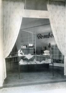 Fiera di Milano - Campionaria 1937 - Padiglione dei tessili e dell'abbigliamento - Stand di confezioni con tessuti della Bemberg S.A.