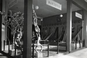Fiera di Milano - Campionaria 1937 - Padiglione dei tessili e dell'abbigliamento - Stand di filati e tessuti di lana della Marzotto