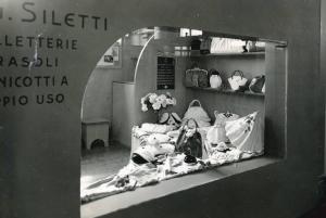 Fiera di Milano - Campionaria 1937 - Padiglione delle industrie del cuoio - Stand di borse in pelle della ditta G. Siletti