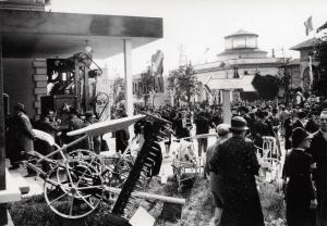 Fiera di Milano - Campionaria 1937 - Viale delle nazioni - Folla di visitatori