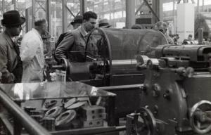 Fiera di Milano - Campionaria 1937 - Padiglione della meccanica "A" - Visitatori in uno stand di macchine utensili