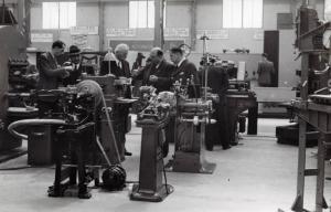 Fiera di Milano - Campionaria 1937 - Padiglione della meccanica "A" - Visitatori in uno stand di macchine industriali