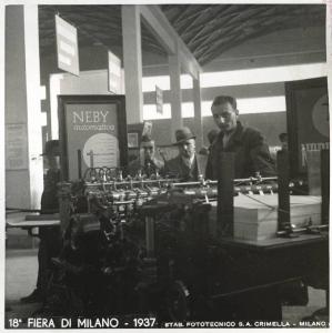 Fiera di Milano - Campionaria 1937 - Padiglione della meccanica "B" - Visitatori presso uno stand di macchine tipografiche
