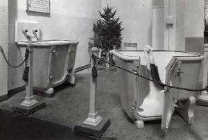 Fiera di Milano - Campionaria 1937 - Mostra medico-sanitaria - Stand di vasche