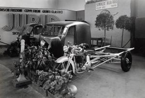 Fiera di Milano - Campionaria 1937 - Padiglione dello sport - Mostra dei motofurgoni - Stand di motocicli della ditta Pellini Luigi Simplex "Ala d'oro"