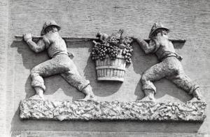 Fiera di Milano - Campionaria 1937 - Padiglione dei vini e liquori d'Italia - Altorilievo scultoreo della facciata