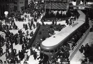 Fiera di Milano - Campionaria 1937 - Autotreno Fiat in piazza Italia