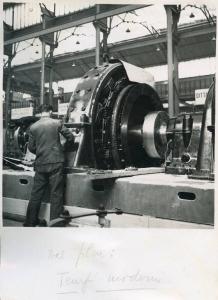 Fiera di Milano - Campionaria 1937 - Padiglione della meccanica "A" - Allestimento di un macchinario