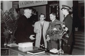 Fiera di Milano - Salone internazionale aeronautico 1937 - Visita dell'addetto al settore tedesco