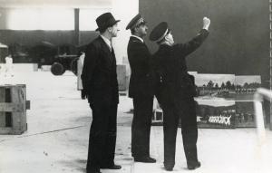 Fiera di Milano - Salone internazionale aeronautico 1937 - Lavori di allestimento - Visita del generale Felice Porro