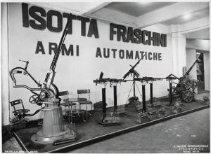 Fiera di Milano - Salone internazionale aeronautico 1937 - Stand di armi automatiche della Isotta Fraschini