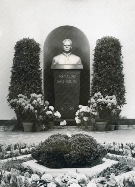 Fiera di Milano - Campionaria 1935 - Padiglione Arnaldo Mussolini (padiglione dell'agricoltura) - Busto scultoreo di Arnaldo Mussolini
