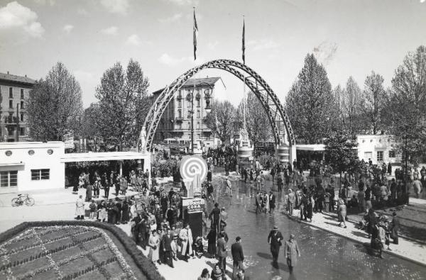Fiera di Milano - Campionaria 1938 - Entrata di porta Domodossola - Visitatori