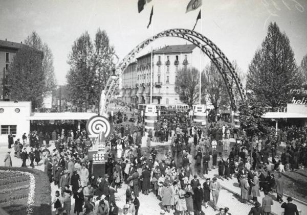 Fiera di Milano - Campionaria 1938 - Entrata di porta Domodossola - Folla di visitatori