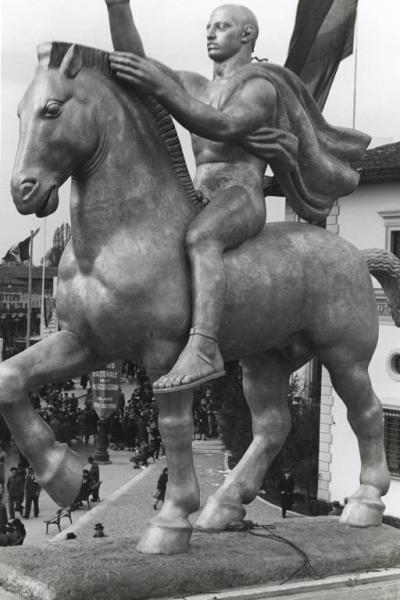 Fiera di Milano - Campionaria 1938 - Monumento scultoreo in piazza Italia
