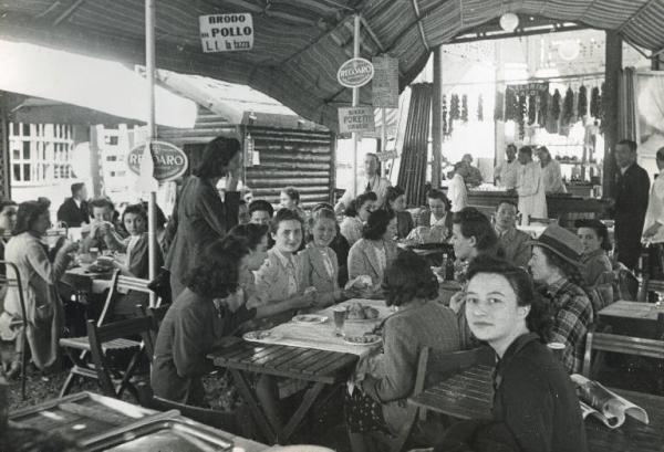 Fiera di Milano - Campionaria 1939 - Visitatrici ad un bar ristorante all'aperto