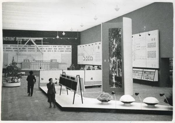 Fiera di Milano - Campionaria 1939 - Padiglione della Mostra della chimica farmaceutica e medico-sanitaria - Sala interna