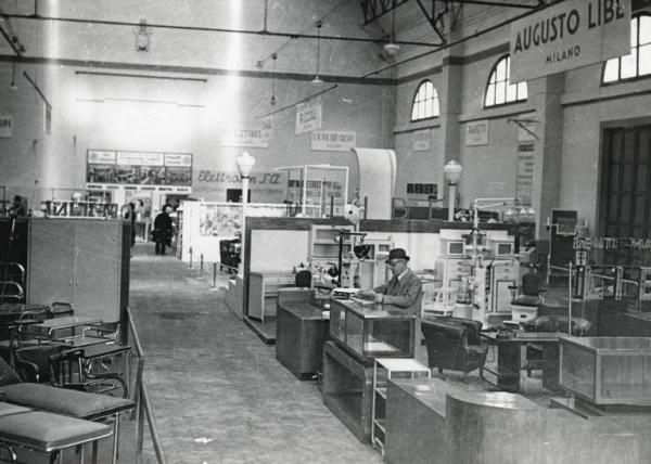 Fiera di Milano - Campionaria 1939 - Padiglione della Mostra della chimica farmaceutica e medico-sanitaria - Sala degli apparecchi medico-sanitari