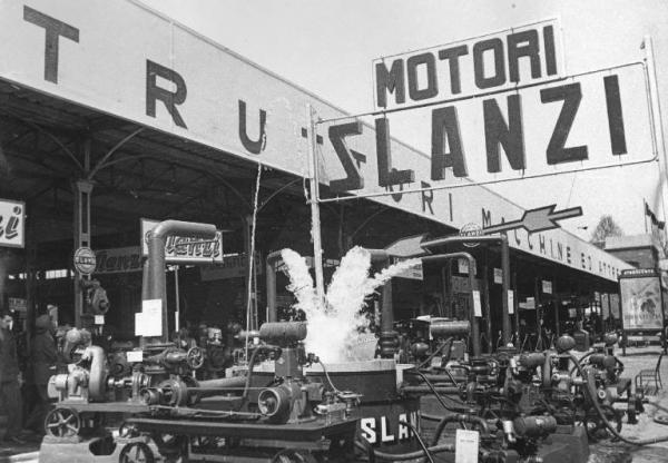 Fiera di Milano - Campionaria 1939 - Tettoia delle macchine ed attrezzi agricoli - Stand della Slanzi