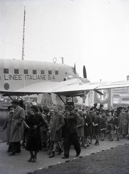Fiera di Milano - Campionaria 1940 - Area espositiva all'aperto della Fiat - Folla di visitatori