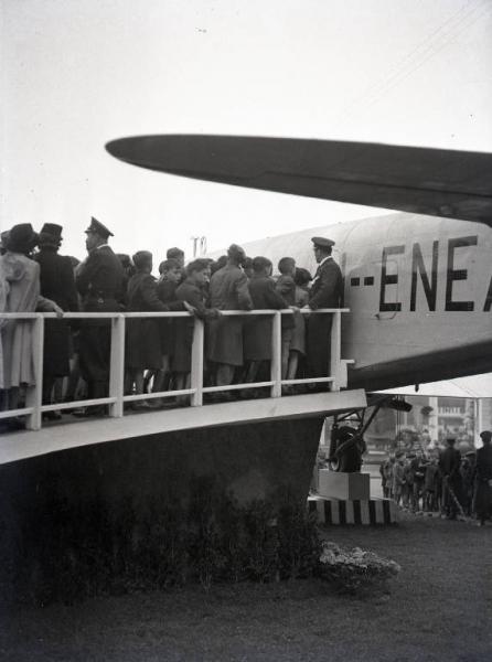 Fiera di Milano - Campionaria 1940 - Area espositiva all'aperto della Fiat - Folla di visitatori