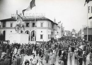 Fiera di Milano - Campionaria 1938 - Piazza Italia e viale dell'industria - Folla di visitatori